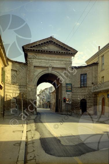 Porta Santi Cesena vista da corso Ubaldo Comandini Corso Ubaldo Comandini semaforo strada arco Cynar