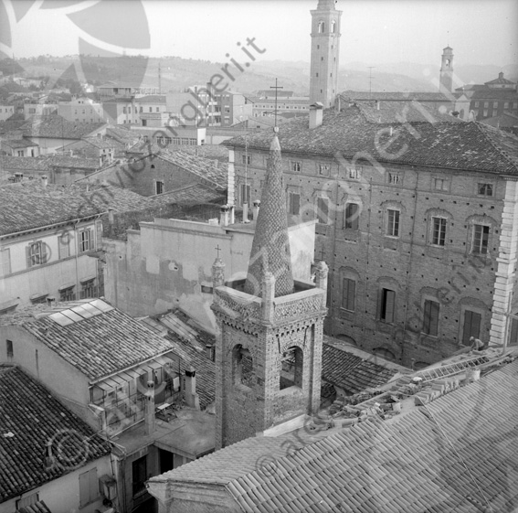 Campanile di S.Zenone e lato di Palazzo Ghini vista da un palazzo di Via mura ponente Tetti campanile croce palazzo Ghini