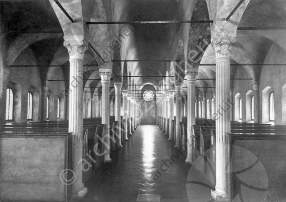 Vista interno Biblioteca Malatestiana sala del Nuti Aula colonne capitelli panche rosone corridoio