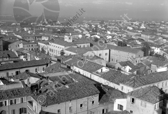 Vista panoramica di Cesena con Biblioteca Malatestiana e zuccherificio sullo sfondo dal Campanile del Duomo Veduta panoramica ciminiera Piazza bufalini