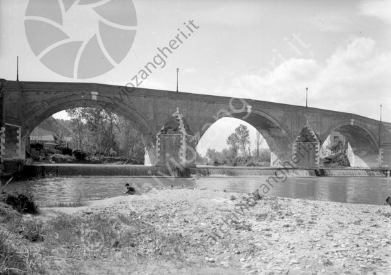 Ponte vecchio anni 50 uguale AS535 Bambino argine cascatella acqua fiume savio