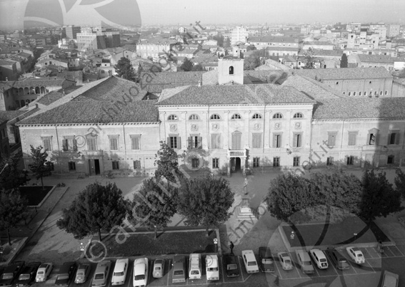 Veduta panoramica della Biblioteca malatestiana e del Liceo Classico dal campanile del palazzo del Ridotto Piazza bufalini alberi auto parcheggiate vista