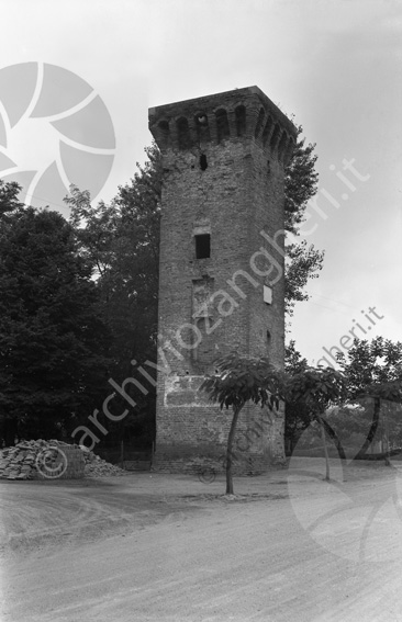 Torre di S.Mauro Alberelli strada mucchio e catasta di mattoni