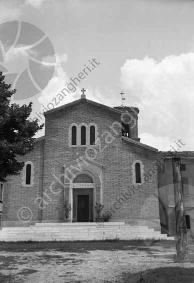 Chiesa di S.Tommaso esterno Tomaso Chiesa arco gradinata scalini campanile croce palo gioco bambini