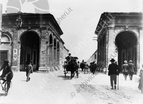 La Barriera Cavour nel 1918 Carrozza calesse cavalli passanti antica lampione colonne uomini