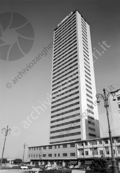 Vista del Grattacielo di Cesenatico da Piazza Costa Lampioni auto parcheggiate panchine edificio