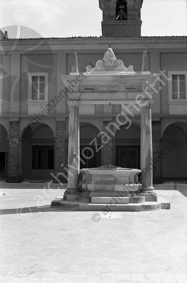 Chiostro dal basso retro pozzo Basilica del Pozzo chiostro colonne portici