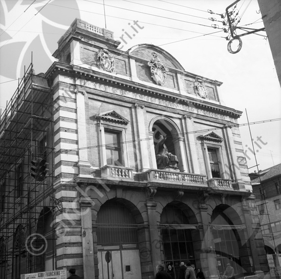 Palazzo del Ridotto Fronte esterno e lato con impalcatura Statua del Papa stemmi di marmo archi vetrate impalcature semaforo terrazze pedoni