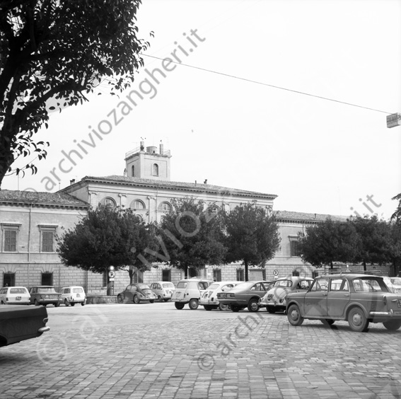Piazza Fabbri e Biblioteca Malatestiana Piazza bufalini auto parcheggiate alberi palazzo della biblioteca malatestiana e liceo classico