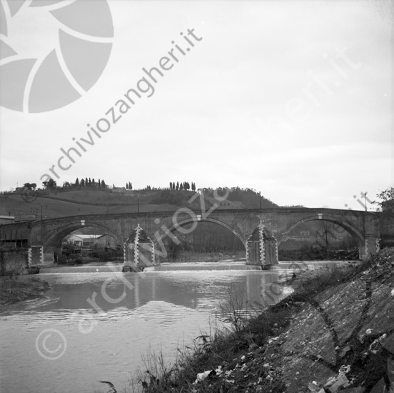 Ponte vecchio Argine del fiume savio ponte con cascatella lampioni acqua erba