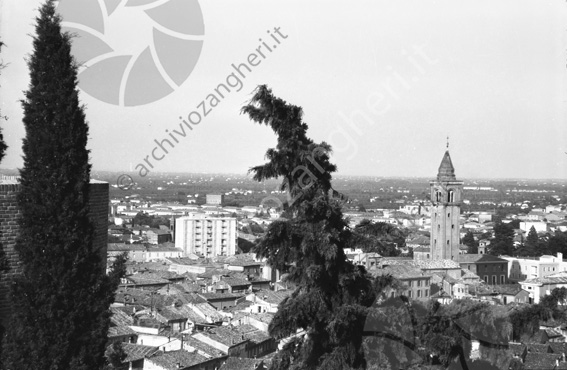 Panoramica di Cesena con Duomo e Grattacielo di Cesenatico dalla Rocca Malatestiana Vista campanile tetti dei palazzi
