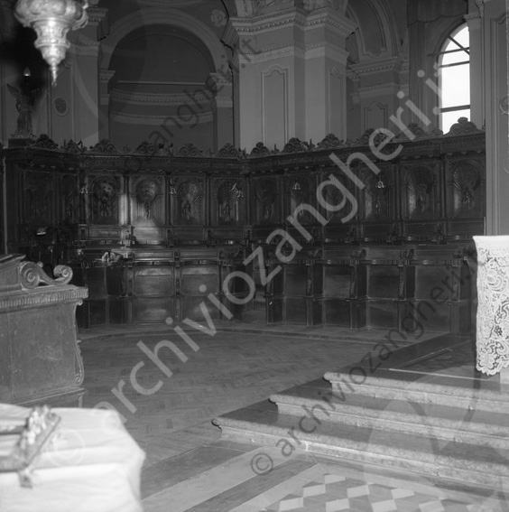 Angolo sedili in legno coro Basilica del Monte Bassorilievi scalini convento abazia