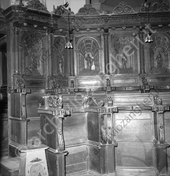 Particolare angolo sedili coro Basilica del Monte Bassorilievi lampade sedili