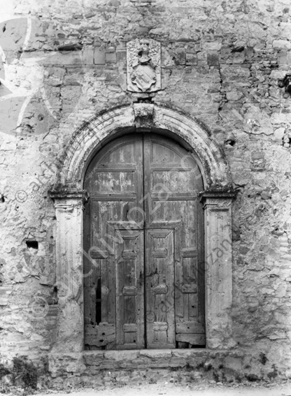 Portale malatestiano di Montecodruzzo (Ripr. L2533) Antica porta ad arco con stemma legno