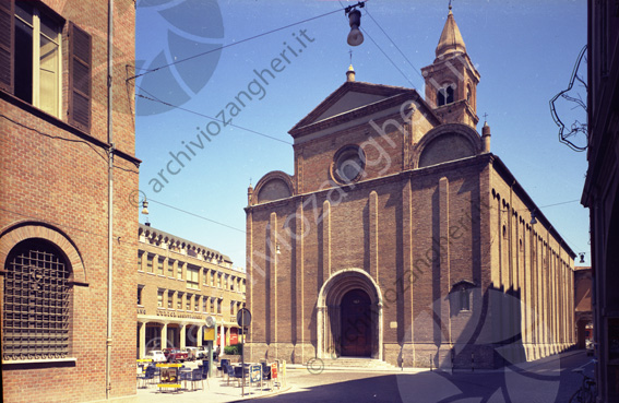 Vista facciata del Duomo di Cesena da corso Mazzini Cattedrale campanile lampioni sedie tavoli orologio assicurazioni L'union negozio libreria Bettini