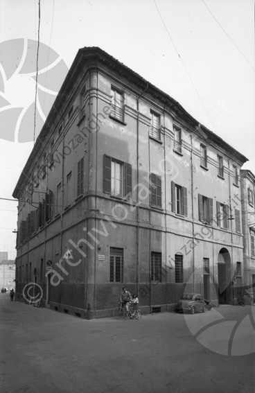 Palazzo Tonti esterno (ora demolito) palazzo strada 500 babbo figlia bici Via Isei