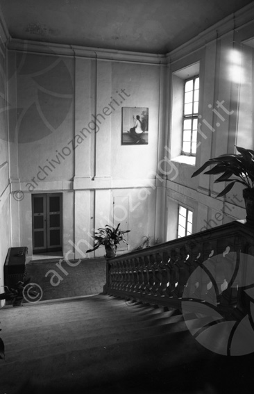 Scalone interno Palazzo Tonti visto da sopra (ora demolito) scale scale scalinata balaustra in marmo vasi con piante quadro porta cassapanca