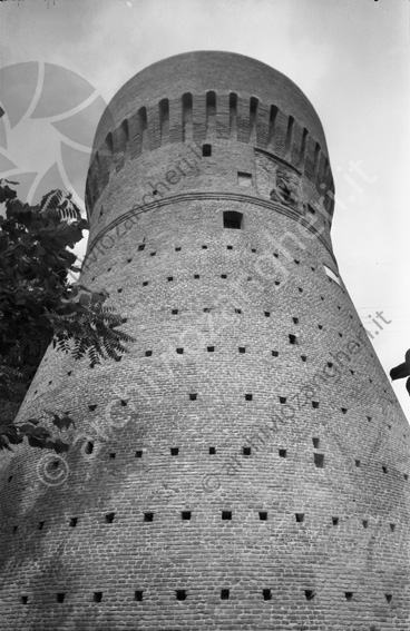 Torrione Rocca Malatestiana di Cesena con impalcatura Vista dal basso Mattoni fori