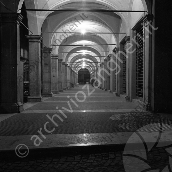 Portico OIR vista da Via Dandini Notturna illuminato colonne