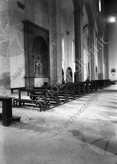 Interno del Duomo di Cesena, lato sinistro Cattedrale di San Giovanni Battista panche navata colonne
