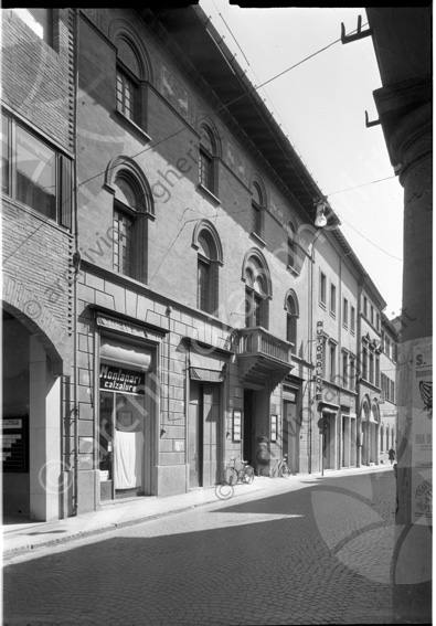 Palazzo Credito Romagnolo (Ex convento di S.Chiara) da ovest banca terrazza negozio vetrina montanari calzature autosalone lampione bici