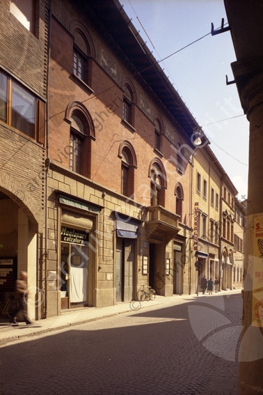 Palazzo Credito Romagnolo (Ex convento di S.Chiara) da ovest banca terrazza negozio vetrina montanari calzature autosalone lampione bici