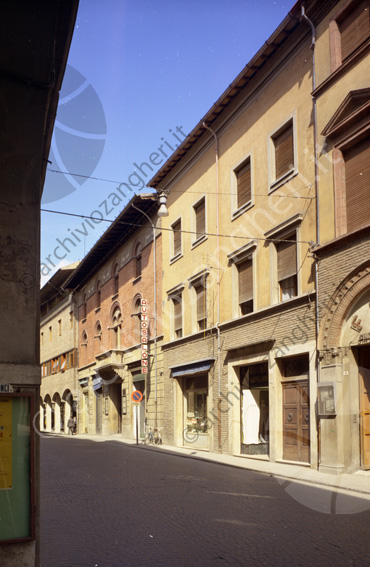 Corso Mazzini da est da sotto i portici autosalone negozio vetrina italmoda confezioni bici
