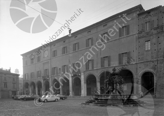 Vista esterna del palazzo del Comune di Cesena all'alba fontana Masini auto portico terrazzino orologio lampione Albornoz negozio Ceccaroni