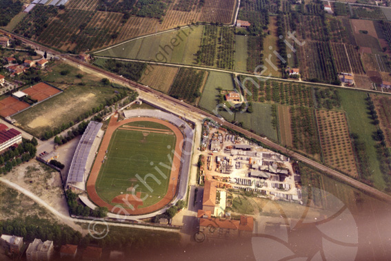 Veduta aerea dello stadio di Cesena campo sportivo campi coltivati circolo tennis ferrovia