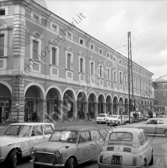 Facciata del Palazzo O.I.R. Bar Roma biciclette automobili parcheggiate portici porticato 500 Piazza della libertà negozi belli