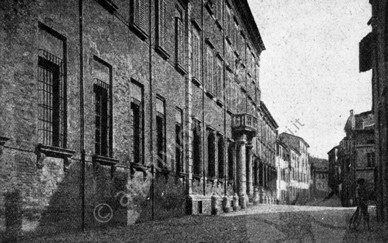Palazzo Romagnoli Ragazzo bicicletta antico palazzo terrazzino