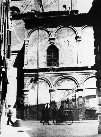 Cappella S.Tobia del Duomo di Cesena Segnale rifugio antiaereo pedoni biciclette archi manifesti strada contrada Dandini