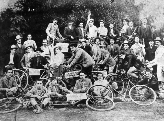 Gruppo cicloturistico di Cesena Biciclette strumenti musicali a fiato trombe tube