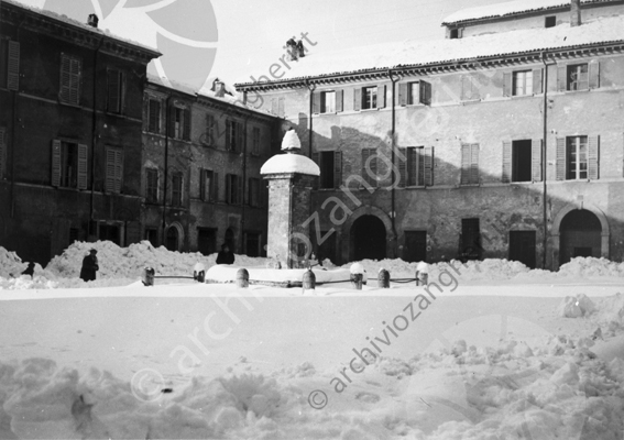 Fontana settecentesca (demolita nel 1958) in piazza Aguselli sotto la neve Palazzi piloni