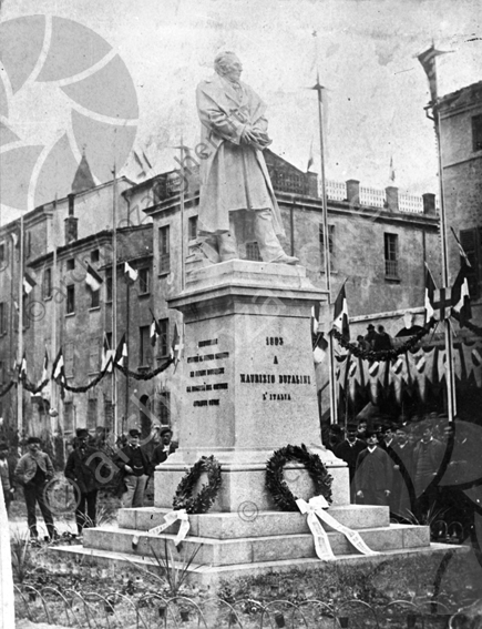 Inaugurazione monumento Bufalini Statua scultura corone festa pubblico bandiere