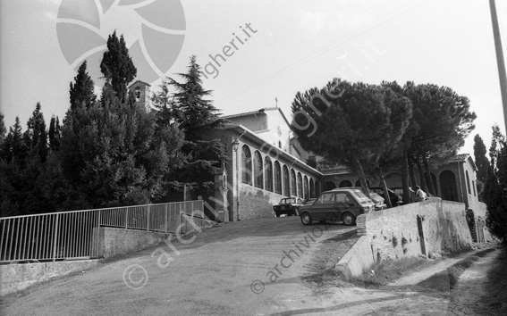 Chiesa e convento dei Cappuccini di Cesena Salita auto parcheggiate mura chiesa cancellata di recinzione