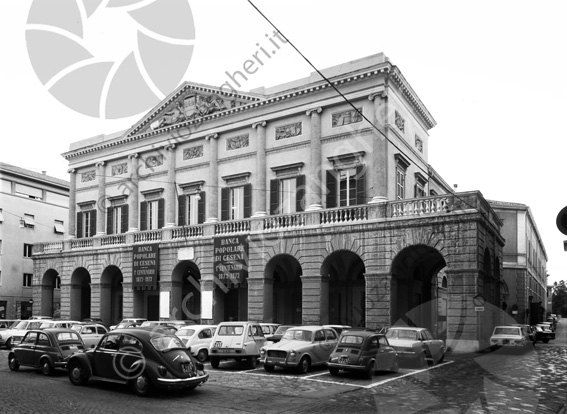 Facciata del Teatro comunale Alessandro Bonci Parcheggio auto parcheggiate primo centenario della Banca Popolare di Cesena
