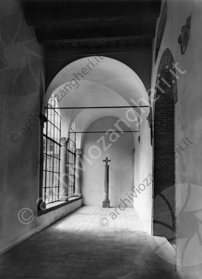 Interno Biblioteca Malatestiana corridoio con vetrata Colonna con croce vetrata capitelli archi travi di legno