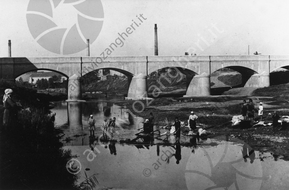 Lavandaie ponte nuovo Ciminiere donne lavare i panni fiume savio