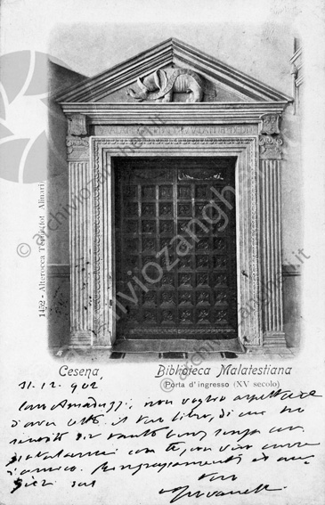 Antica stampa dell'ingresso della biblioteca Malatestiana Porta d'ingresso del XV secolo bassorilievo elefante stemma portale