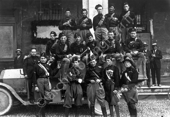 Squadra fascista di Cesena Riproduzione del '79 Camice nere squadra gruppo furgone