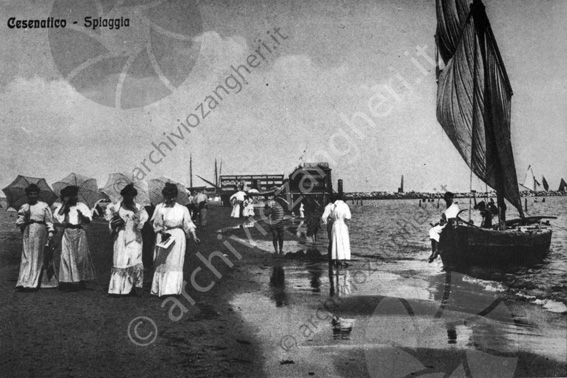 Spiaggia di Cesenatico Donne a passeggio con ombrellino barca vela riva mare spiaggia