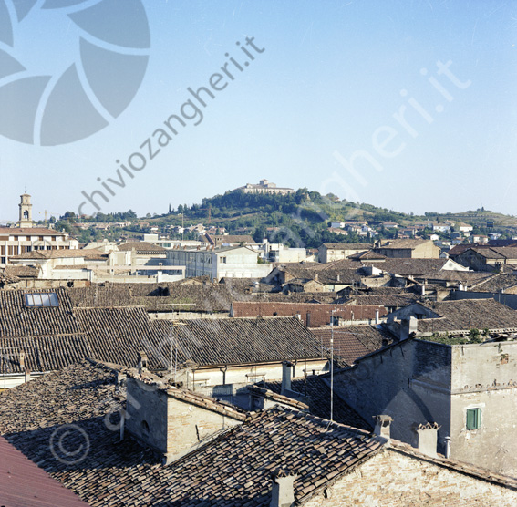 Veduta panoramica dei tetti di Cesena con la collina e la Basilica di S.Maria del Monte Abazia convento vista panorama tetti delle case