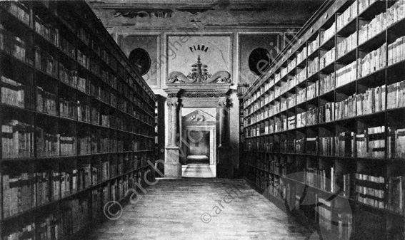 Interno della sala Piana della Biblioteca Malatestiana Armadi e teche libri e volumi