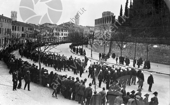 Corteo in Viale Mazzoni Pubblico gente camminare bandiera parco delle rimembranze uomini in divisa carabinieri vigili