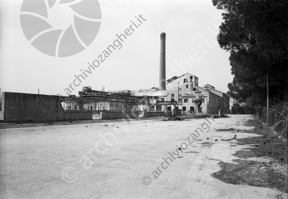 Zuccherificio all'abbandono stabilimento da dietro Ruderi edificio industriale ciminiera strada