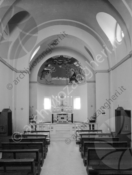 Interno della chiesa di Montereale uguale L30 volta dipinto affresco panche confessionale altare abside