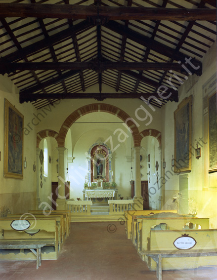 Chiesetta della Fratta interno Panche di legno quadri altare colonne travi