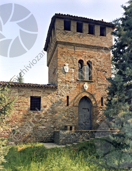 Torre Sirotti Gaudenzi vista facciata esterna Portone stemmi scalette torretta