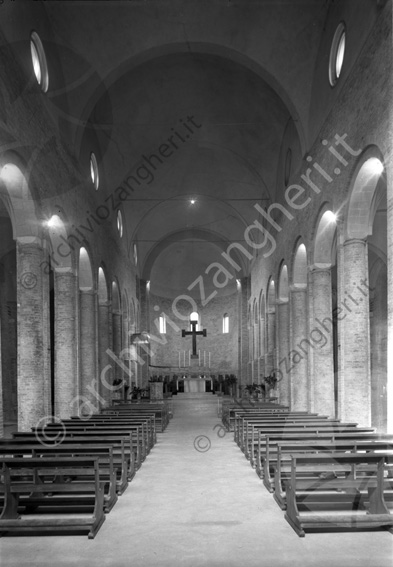 Duomo di Sarsina Interno dall'ingresso Navata centrale panche colonne abside altare